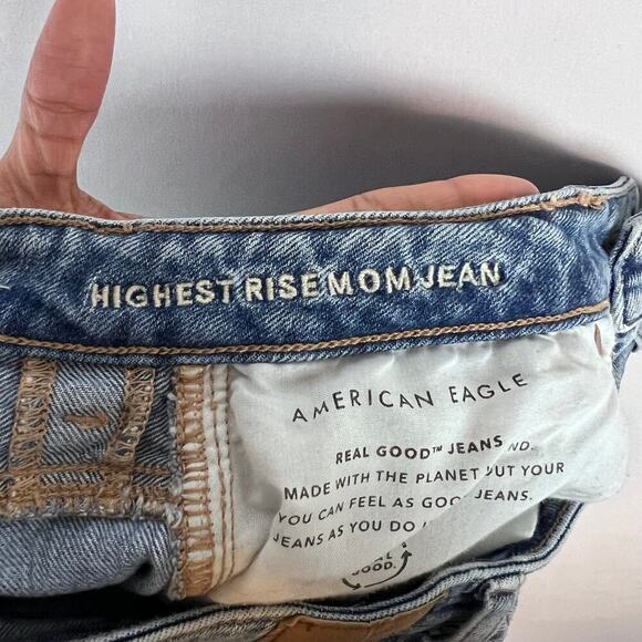 American Eagle Highest Rise Mom Jean Size 6R Distressed Ripped Light Wash Denim - Picture 5 of 7